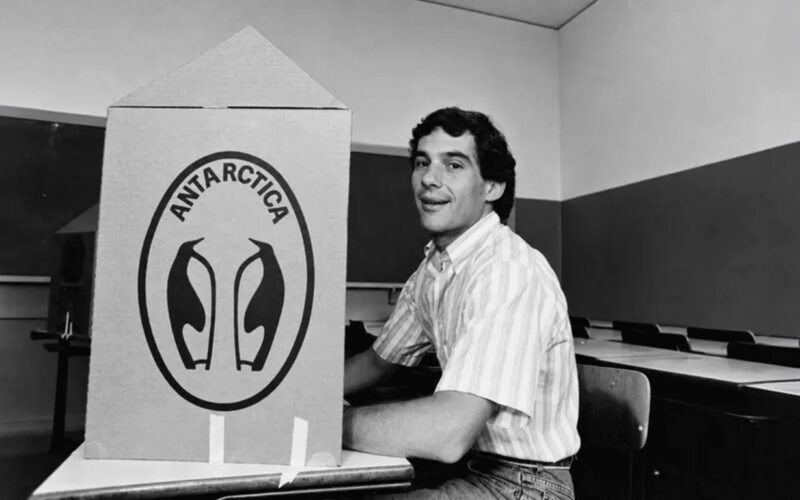 Ayrton Senna vota na eleição presidencial de 1989, em cabine com a marca Antarctica. Reprodução: Facebook