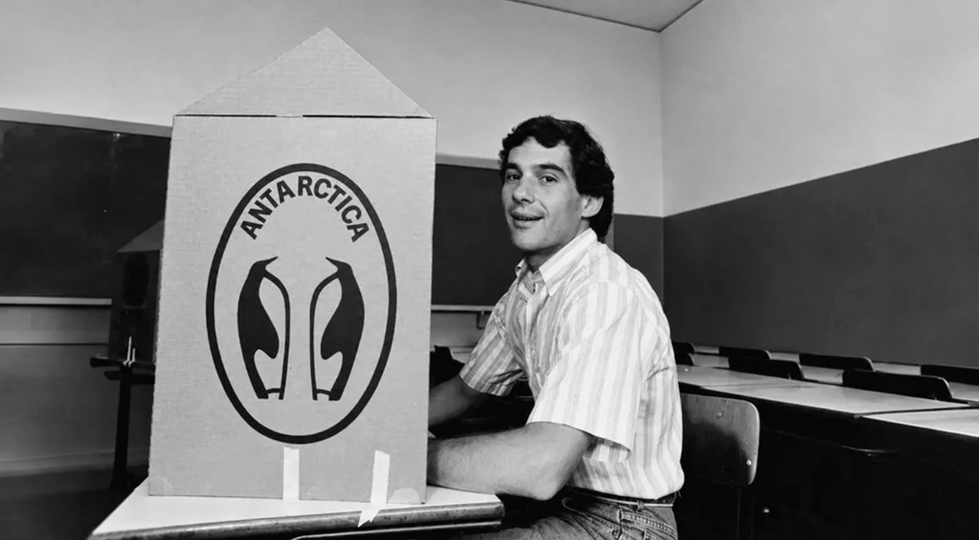 Ayrton Senna vota na eleição presidencial de 1989, em cabine com a marca Antarctica. Reprodução: Facebook