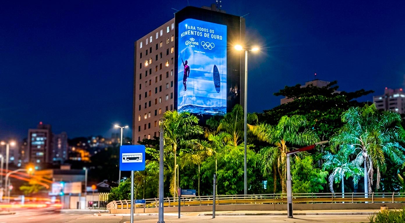 Licitações mostram outdoor de R$ 300 a R$ 1,5 mil por placa e LED vendido por inserções. Veja o que define o preço e como comparar propostas.