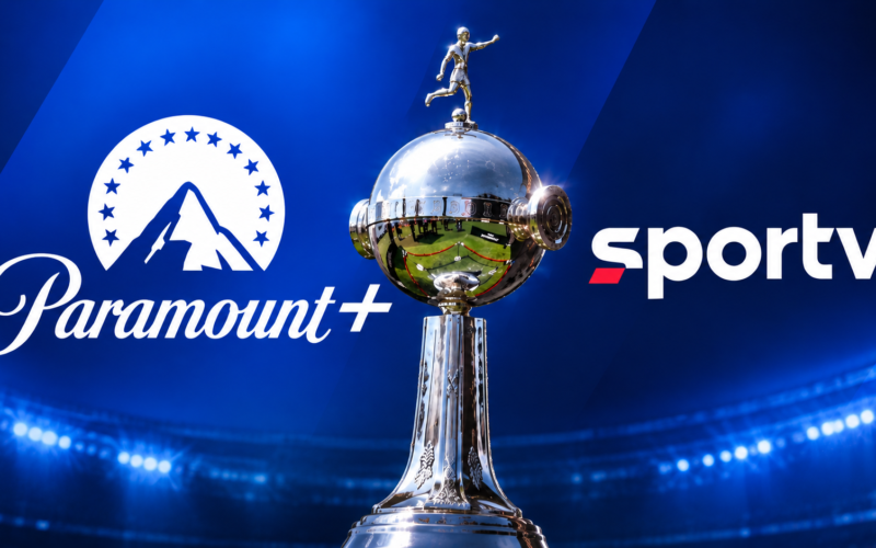 Taça da Libertadores entre os logotipos do Paramount+ e do SporTV, com um estádio iluminado ao fundo
