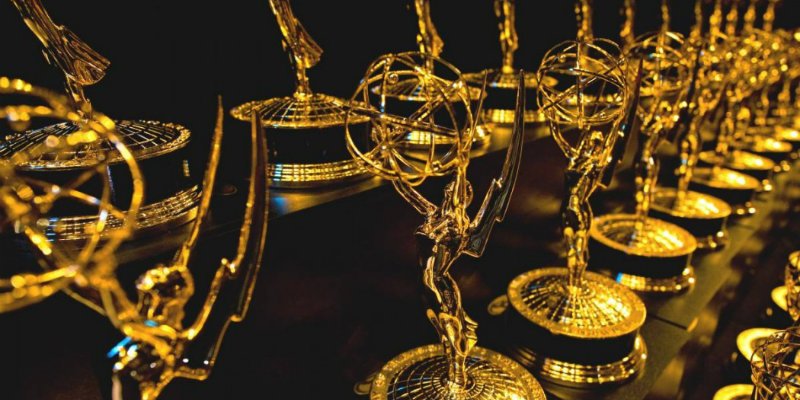 Imagem de capa da matéria sobre o Emmy no Prime Video em 2027