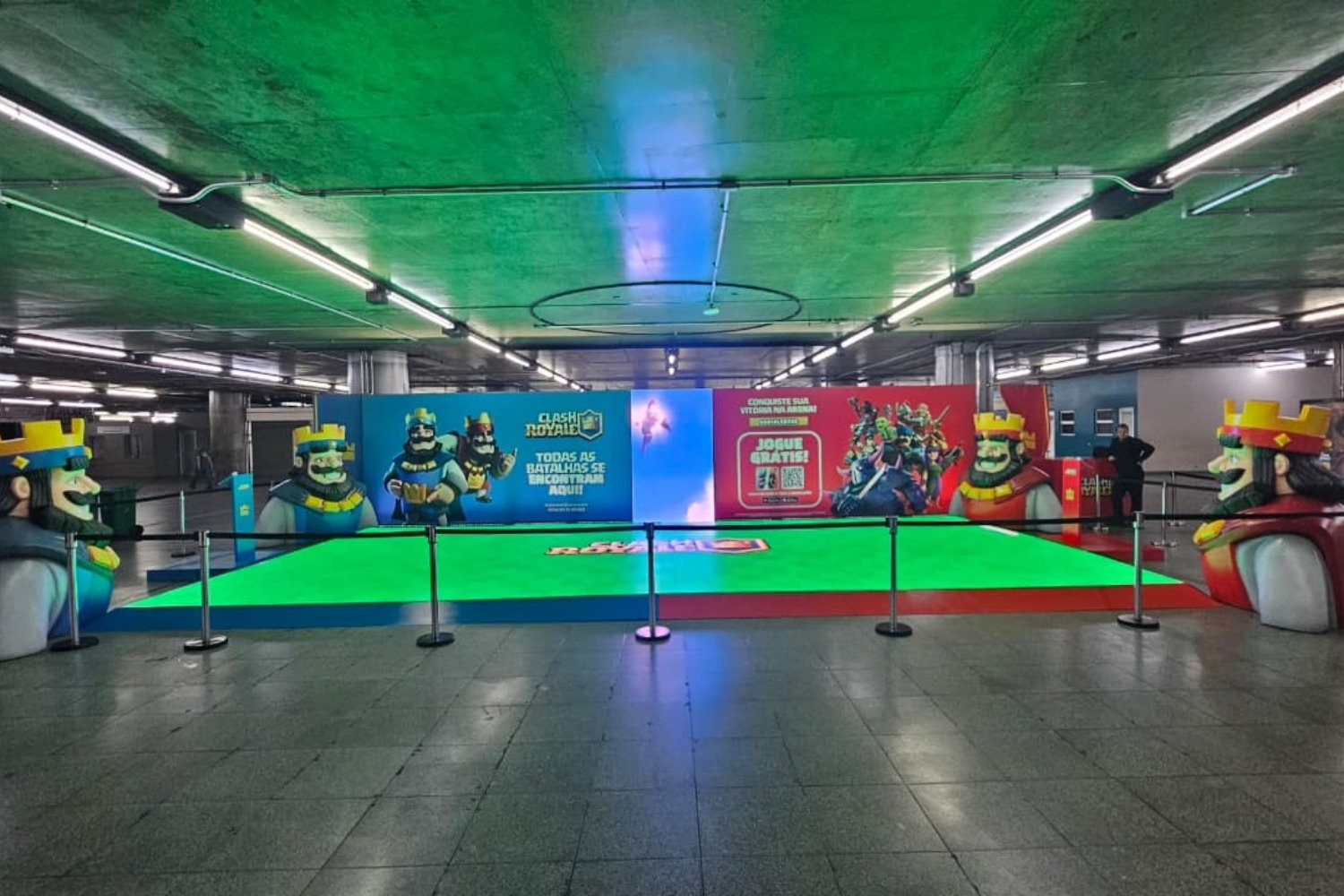 Arena Sé Royale de Clash Royale montada no mezanino da Estação Sé, em São Paulo.