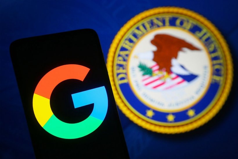 Celular com o logotipo do Google ao lado do selo do Departamento de Justiça dos Estados Unidos, no caso do Google AdX