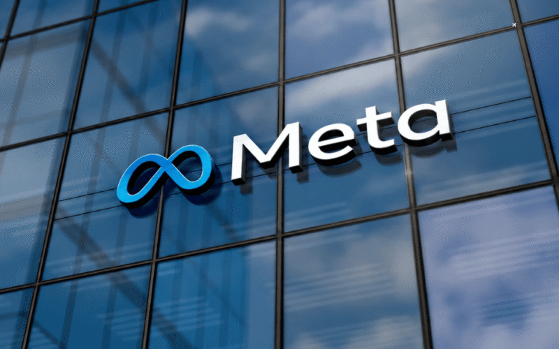 Fachada de vidro de um prédio com o logotipo azul da Meta