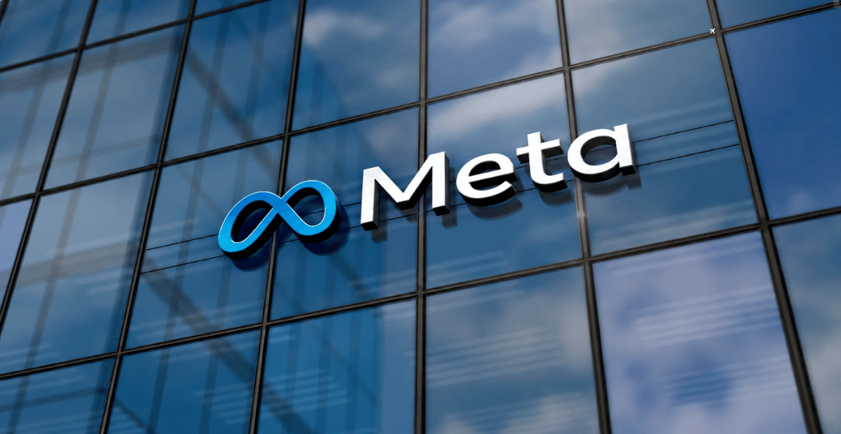 Fachada de vidro de um prédio com o logotipo azul da Meta